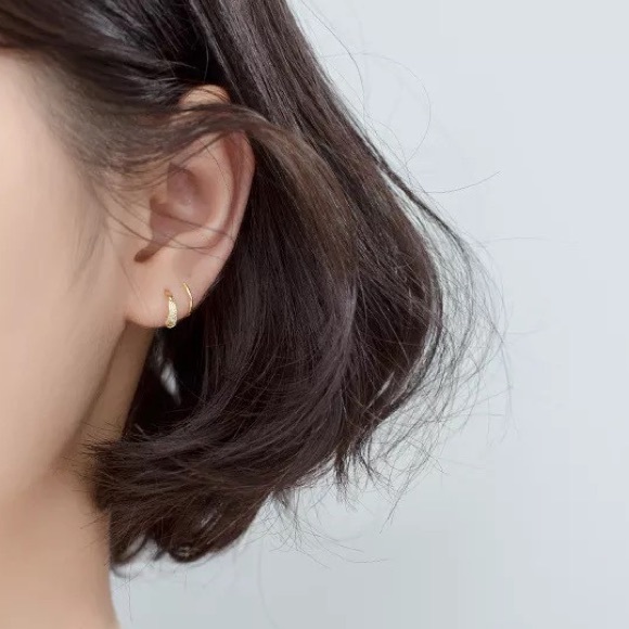 MINIMALIST DAINTY GOLD PLATED S925 CUFF EARRINGS - Picture 4 of 4